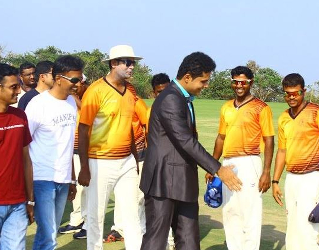 জীবনের দ্বিতীয় ইনিংসও উপভোগ করছেন তিনি। জানিয়েছেন প্রাক্তন অলরাউন্ডার। এখনও তাঁর জীবন ক্রিকেট ঘিরেই আবর্তিত হয়। পার্থক্য হল, আগে তাঁর হাতে থাকত ক্রিকেটের কিট ব্যাগ। এখন থাকে ল্যাপটপ ব্যাগ। (ছবি : ফেসবুক)