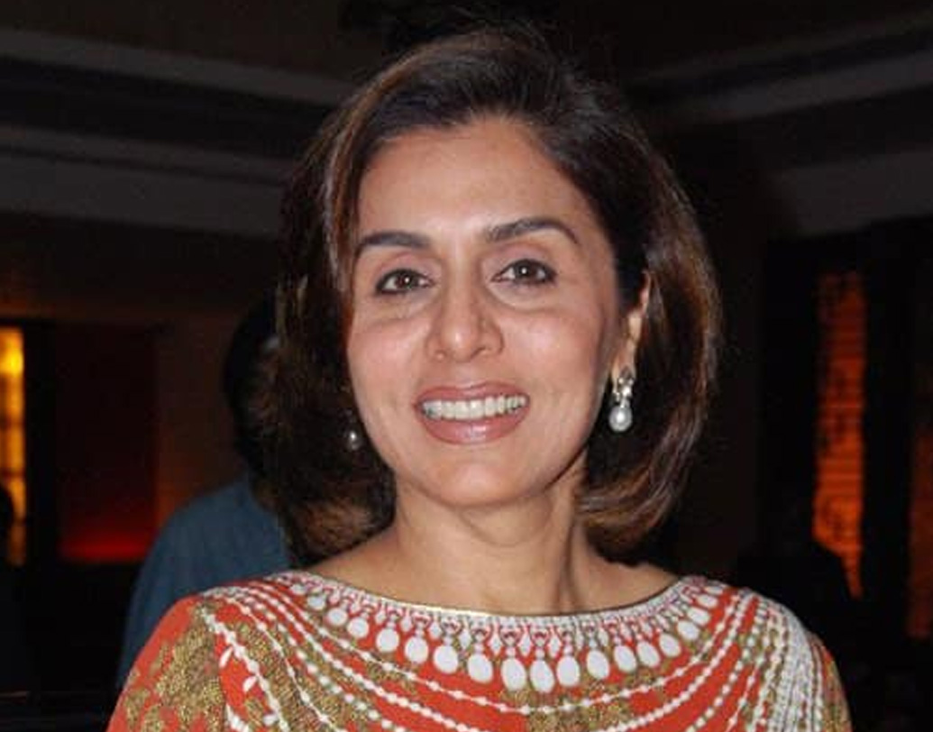 এ কথা জানার পরেও নীতু তাঁকে ছেড়ে যাননি। তিনি এতটাই ভালবাসতেন ঋষিকে। টানা চার বছর চলল প্রেমপর্ব।