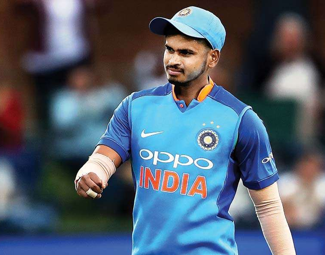 শ্রেয়স আইয়ার: ইংল্যান্ডে হওয়া ৫০ ওভারের বিশ্বকাপের আগে থেকেই চার নম্বরের খোঁজে ছিল ভারত। সেই টালবাহানা ভুগিয়েছিল বিশ্বকাপে।  বাংলাদেশের বিরুদ্ধে মিডল অর্ডারে শ্রেয়স ভরসা দিয়েছেন দারুণ ভাবে। দেখিয়েছেন, চার নম্বরে নেমে দলকে টানার ক্ষমতা তাঁর রয়েছে। প্রথম টি টোয়েন্টিতে শরীর ছুড়ে কায়রন পোলার্ড অসাধারণ ক্যাচে ফিরিয়ে দেন আইয়ারকে। দ্বিতীয় টি টোয়েন্টিতে রানে ফিরতে চাইবেন শ্রেয়স।