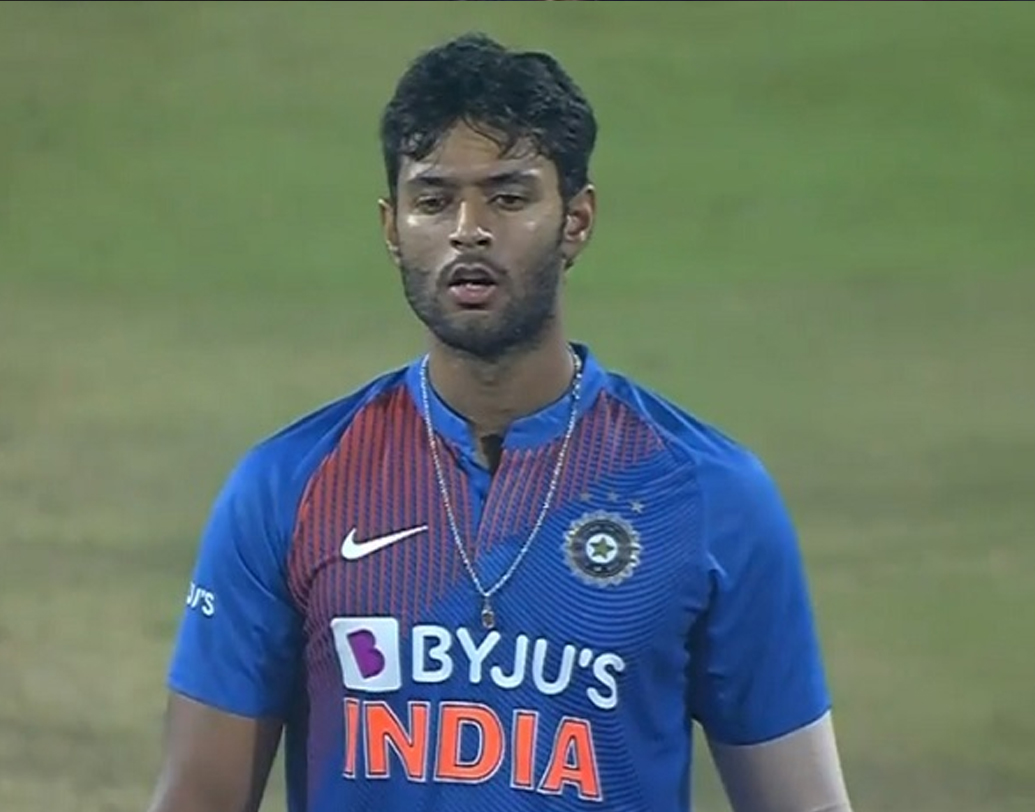 শিবম দুবে: হার্দিক পাণ্ড্য নেই। ফলে সুযোগ এসে যায় মুম্বইয়ের আক্রমণাত্মক অলরাউন্ডার শিবম দুবের সামনে। বাংলাদেশের বিরুদ্ধে টি-টোয়েন্টি ফরম্যাটে অভিষেক ঘটেছে তাঁর। তবে ব্যাট হাতে নিজেকে চেনাতে পারেননি। বরং বাংলাদেশের বিরুদ্ধে শেষ টি-টোয়েন্টিতে বল হাতে তিন উইকেট নিয়েছিলেন তিনি। প্রথম টি টোয়েন্টিতে বল এবং ব্যাট হাতে কিছু করতে দেখা যায়নি দুবেকে। দ্বিতীয় ম্যাচে তাঁর দিকে নজর থাকবে সবার।