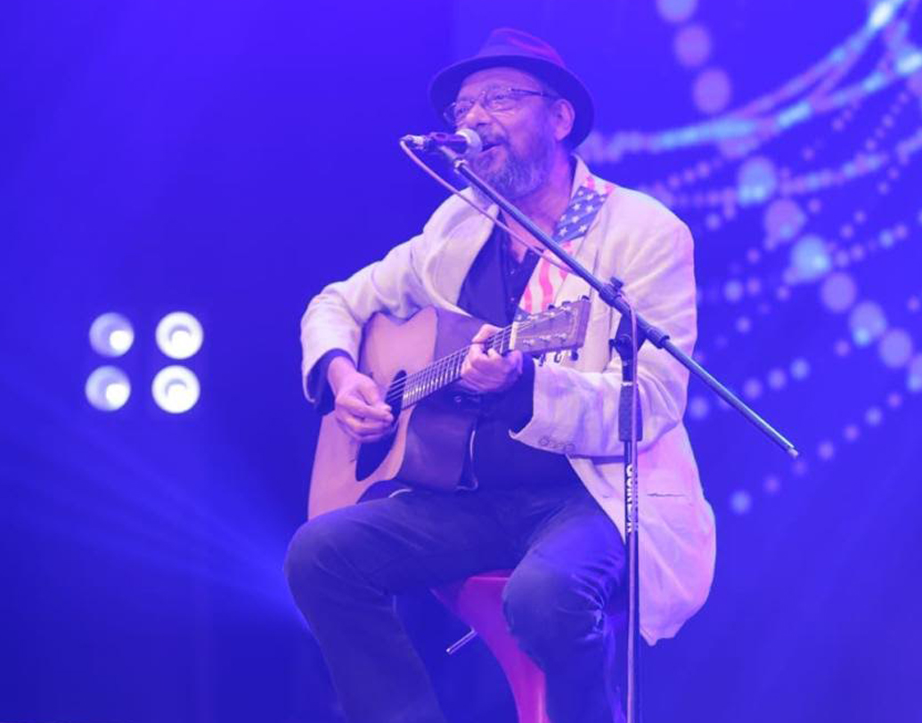 অঞ্জন দত্ত তাঁর স্বভাবসিদ্ধ ঘরানায় ফিরিয়ে আনেন নয়ের দশকের নস্টালজিয়া।