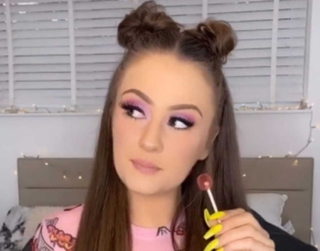 পোশাকি ভাষায় টিকটক ভিডিয়োকে বলা হয় ‘জাঙ্কফুড টেলিভিশন’। খাবারের মতো বিনোদনেও বাজিমাত করেছে এই ‘জাঙ্ক’। তার দৌলতে রাতারাতি প্রচারের আলোয় এসে মহাতারকার তকমা পেয়েছেন হোলি হর্ন।