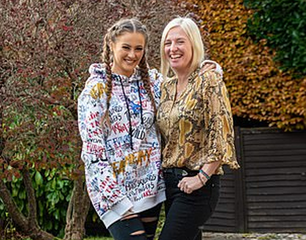 হোলির ধূমকেতুসম উত্থানে সবথেকে বেশি বিস্মিত তাঁর মা, জোডি হর্ন। মধ্যবয়সী জোডি সংবাদমাধ্যমকে জানিয়েছেন, মেয়ের টিকটক ভিডিয়ো তাঁর উদ্ভট বলে মনে হয়। তিনি ভেবেই পান না কেন বা কী করে এগুলো জনপ্রিয় হয়।