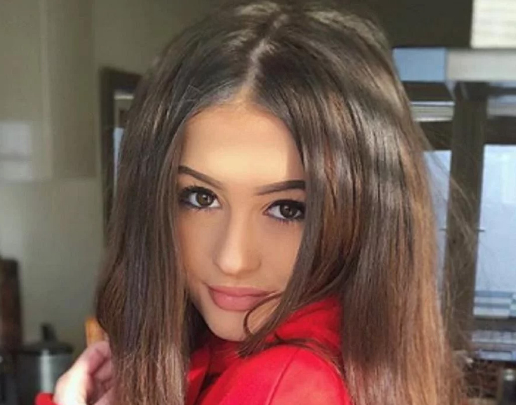 পরিসংখ্যান বলছে, হোলির ভক্তদের মধ্যে ৮০ শতাংশ মেয়ে এবং ২০ শতাংশ ছেলে। তারা হোলির পারফরম্যান্স দেখে আপ্লুত হয়ে পড়েন। তাঁদের জন্য হোলি যেখানে যান, জনজোয়ারে ভেসে যান। মবড হওয়ার হাত থেকে বাঁচতে একদল নিরাপত্তারক্ষী বাড়ির বাইরে হোলির সর্বক্ষণের সঙ্গী।  (ছবি:ফেসবুক)