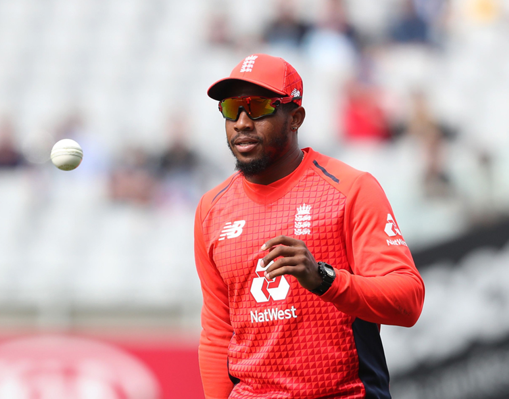 সীমিত ওভারের ফরম্যাটে এই বছরে রীতিমতো ধারাবাহিক থেকেছেন ইংল্যান্ডের অলরাউন্ডার ক্রিস জর্ডন। সারা বিশ্বেই টি-টোয়েন্টি বোলারদের মধ্যে তাঁর চাহিদা রয়েছে। নিউজিল্যান্ডের বিরুদ্ধে সিরিজে দুরন্ত পারফরম্যান্সের পর ইংল্যান্ড দলেও নিজের জায়গা পাকা করে ফেলেছেন তিনি।