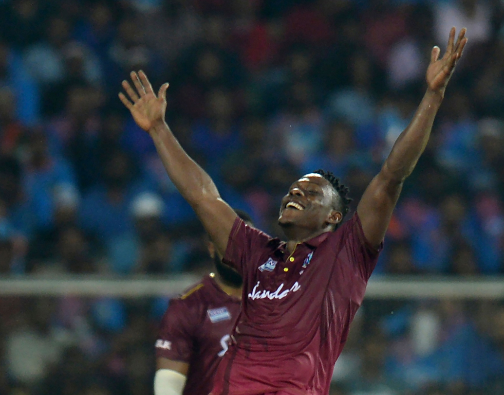 এই মুহূর্তে বিশ্বের সেরা জোরে বোলারদের মধ্যে পড়েন ওয়েস্ট ইন্ডিজের শেলডন কটরেল। যিনি বিখ্যাত তাঁর ‘স্যালুট’ সেলিব্রেশনের জন্য। আইপিএলে কেকেআরের পেস বোলিং সমস্যার সমাধান হয়ে উঠতেই পারেন তিনি।