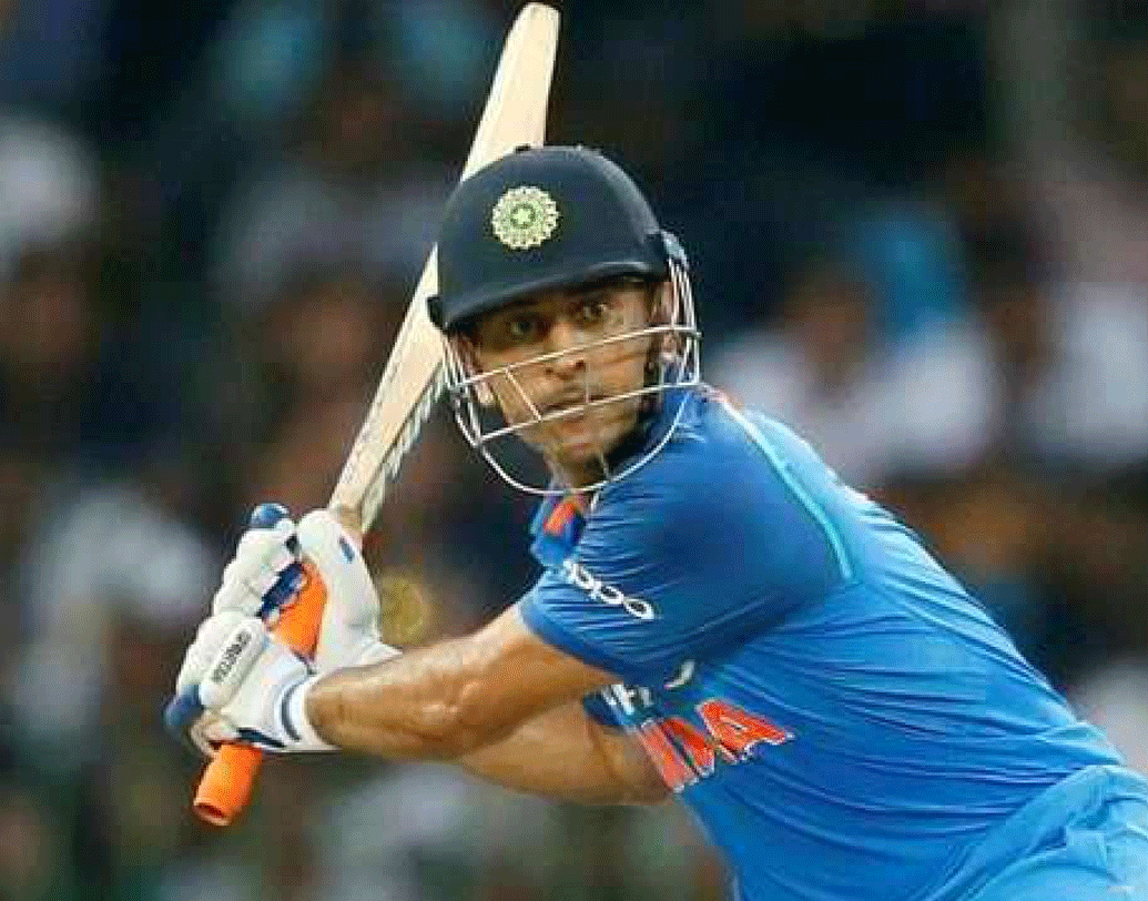 মহেন্দ্র সিংহ ধোনি প্রথম ম্যাচে শূন্য রানে ফিরে যান। ২০০৪ সালের ২৩ ডিসেম্বর মাহির অভিষেক ঘটে বাংলাদেশের বিরুদ্ধে। খালেদ মাসুদ ও তাপস বৈশ্যর হাতে রান আউট হন ধোনি। ভারত যদিও সেই ম্যাচ জিতেছিল।