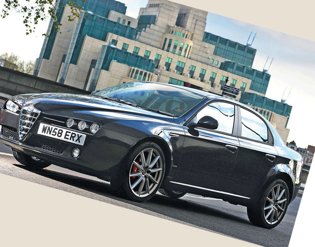 ২০০৮ সালের ‘কোয়ান্টাম অব সোলেস’ ছবির এই আলফা রোমিও ১৫৯ গাড়িটি থেকে মেশিন গানে গুলি চালাতে দেখা গিয়েছিল বন্ডকে। এটিও অসম্ভব জনপ্রিয় গাড়ি। একটি নিলামে এই গাড়ির দাম উঠেছিল ৪৫ কোটি টাকা।