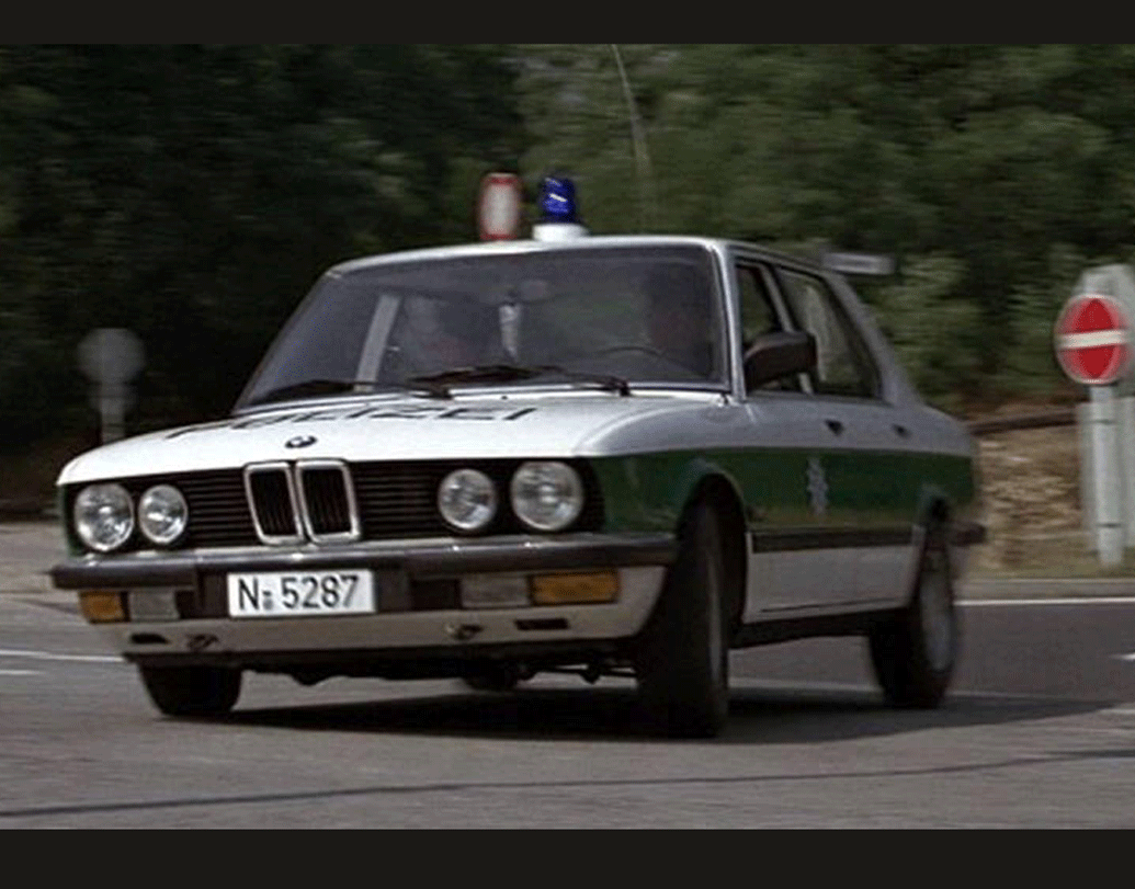 বিএমডব্লু ৫১৮-আই ১৯৬৩ সালের ‘অক্টোপুসি’ ছবিতে এই গাড়িটি দেখা গিয়েছে। বন্ডের ছবিতে ‘চেজিং’-এর দৃশ্যে অন্যতম জনপ্রিয় গাড়ি এটি।
