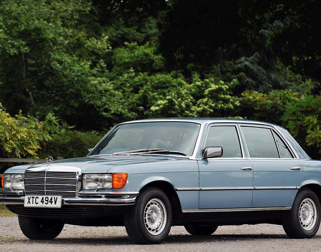 মার্সিডিজ বেন্‌জ ৪৫০এসইএল- গাড়িটি ব্যবহার করা হয় ১৯৮১ সালের ‘ফর ইয়োর আইজ অনলি’ ছবিতে। যদিও পায়ের সামান্য স্পর্শেই সেই গাড়িকে কাত করে দিয়েছিলেন বন্ড! রজার মুরের সেরা বন্ড ছবি এটি, বলেন সমালোচকরাও। এটির দাম ৪০ লক্ষের কাছাকাছি।