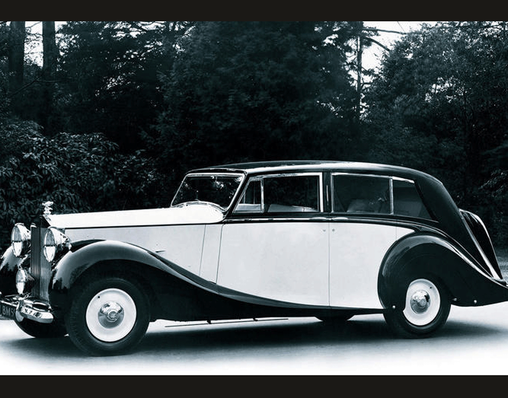 রোলস রয়েস সিলভার রেথ: ২০১৫ সালের ‘স্পেকট্রে’ ছবিতে বন্ড তাঁর সহকারী ম্যাডেলিন সোয়ানকে এই গাড়িটি দেখান মরুভূমির মাঝে ধোঁয়া উড়িয়ে চলে যাওয়ার একটি দৃশ্যে।