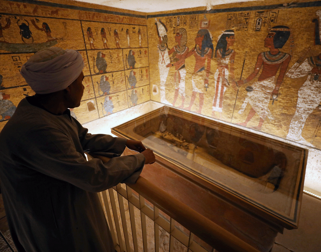 ২০১১ সাল নাগাদ মিশরের প্রেসিডেন্ট হোসনি মোবারকের আমলে কাঠের ফ্লোর, বাতি, র‌্যাম্প, সমাধি সব বদল করা হয়েছিল। তার আগে থেকেই রাজনৈতিক অস্থিরতার কারণে বন্ধ ছিল এই সমাধিস্থল। এর ফলে তুতেনখামেনের সমাধিটি সরানো হয় আগের জায়গা থেকে। তার পর থেকেই ফের দর্শকদের জন্য সমাধিক্ষেত্র খুলে দেওয়ার কাজ চলছে।