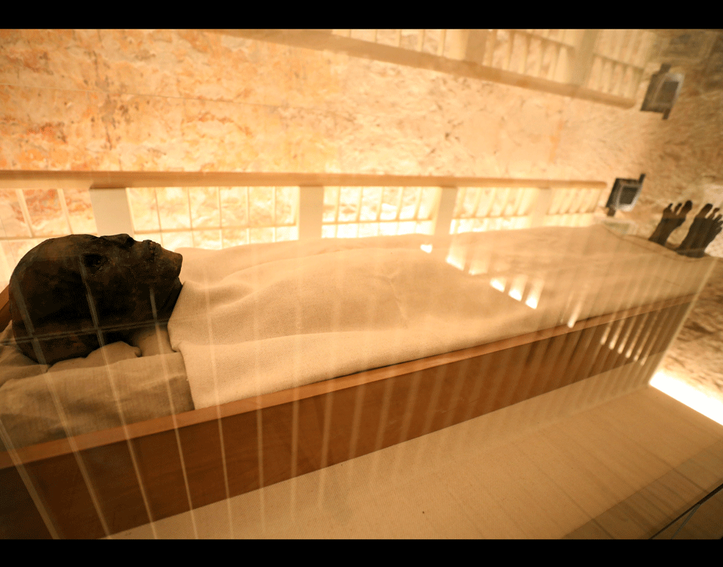 অন্যতম মূল্যবান এই সমাধি সরানোটাই মস্ত বড় কাজ ছিল। লস অ্যাঞ্জেলসের গেটি কনসার্ভেশন ইনস্টিটিউটের কমিউনিকেশনের অধিকর্তা নেভিলে অ্যাগ্নিউ বলেন, ১২ জন ব্যক্তি মন্ত্র পড়তে পড়তে সমাধিটি সরাচ্ছিলেন। তাঁরা বলছিলেন, সমাধি একটুও কাত হলেই নাকি অপমৃত্যু ঘটবে ওই কর্মীদের।