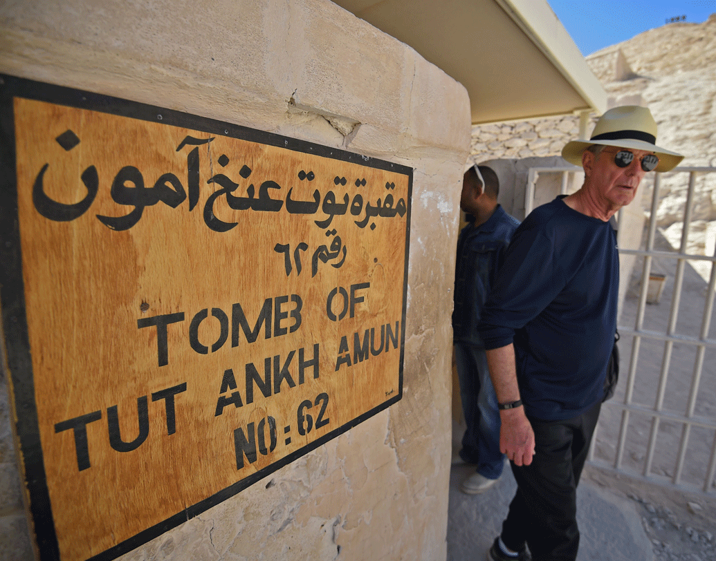 অ্যাগ্নিউ বলেন, জলীয় বাষ্পের সঙ্গে পর্যটকদের নিশ্বাস মিশে সমাধিক্ষেত্রের ক্ষতি হচ্ছিল। তাই যাতে সমাধিতে সতেজ হাওয়া প্রবেশ করতে পারে, হাওয়া চারপাশে ছড়িয়ে পড়তে পারে সেই ব্যবস্থা করা হয়েছে।