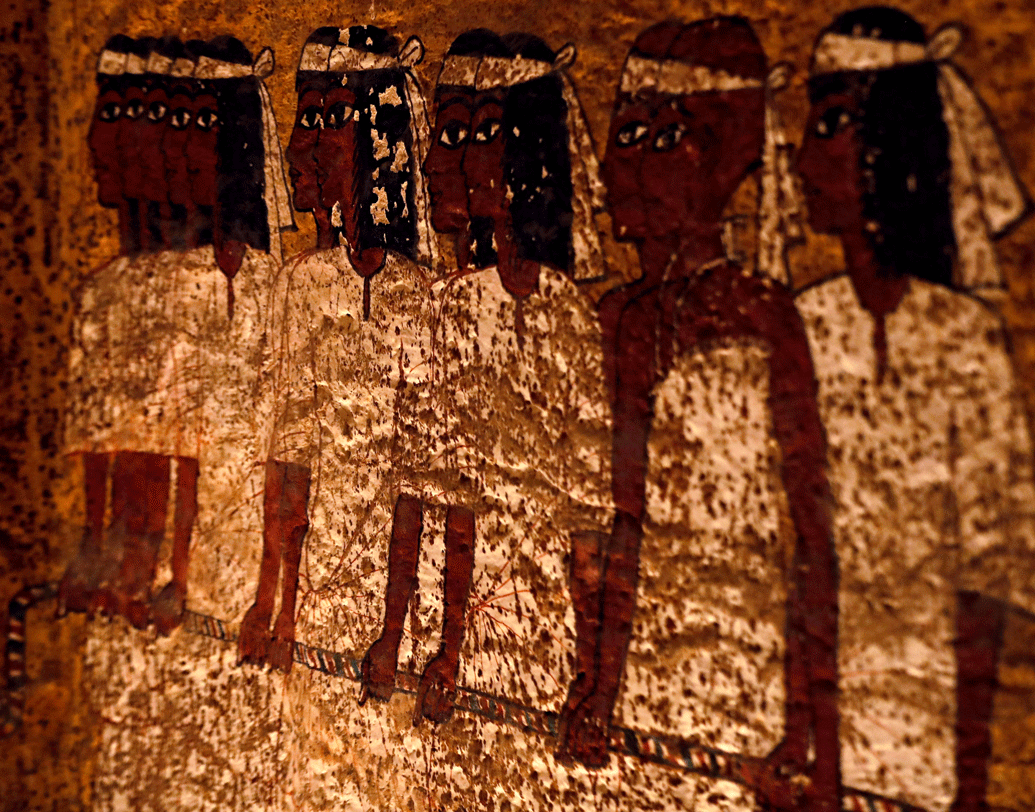 তুতেনখামেনের কবরে আঁকা ছবি থেকে দেখা গিয়েছে, তাঁর নেতৃত্বে যুদ্ধ সংঘটিত হওয়ার ছবি। যা দেখে অনেকের দাবি, সিরিয়ায় যুদ্ধে মৃত্যু হয়েছিল তুতেনখামেনের।