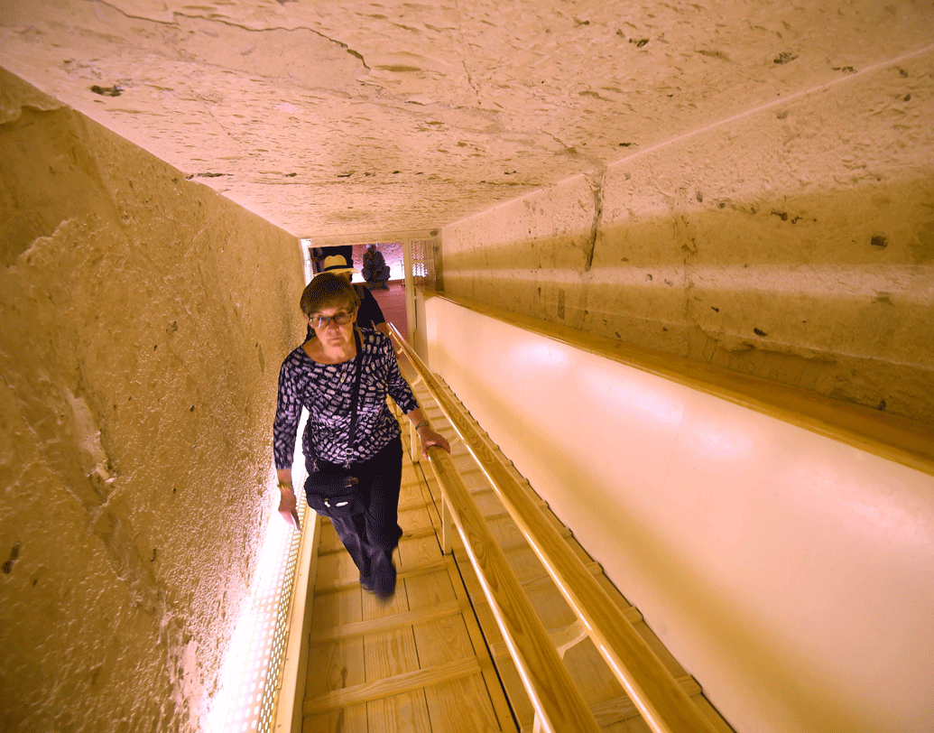 তুতেনখামেনের মৃত্যু ঘিরে রহস্য আজও অমলিন। যেমন রহস্য রয়েছে তাঁর রানি নেফারতিতির কবর নিয়েও। রহস্য আর তুতেনখামেন— চলে হাতে হাত ধরেই।