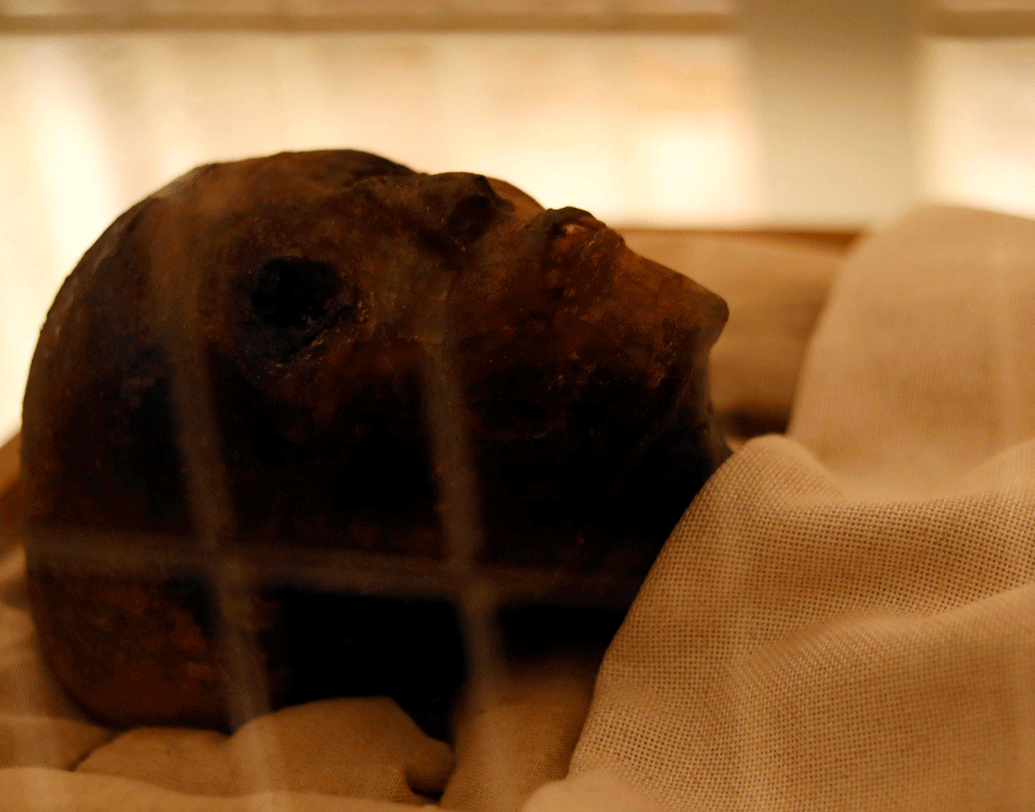 ১৯৬৮ সালে লিভারপুল বিশ্ববিদ্যালয়ের গবেষকরা পরীক্ষা নিরীক্ষা করার পরে ঘোষণা করেন, সম্ভবত মাথায় ভারী কিছুর আঘাতে মৃত্যু হয়েছিল তুতেনখামেনের।