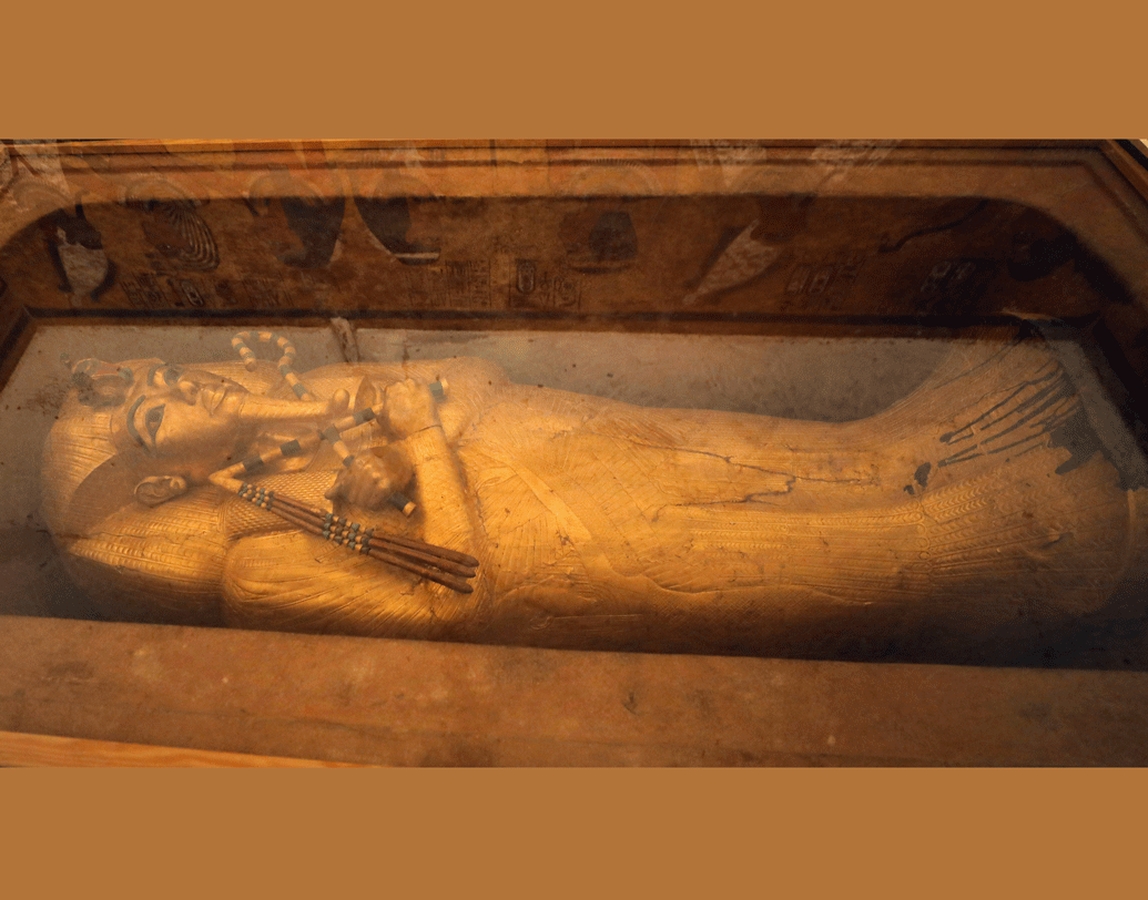 তুতেনখামেনের মাথায় মিলেছে রক্ত জমাট বাঁধার চিহ্ন, জানান গবেষকরা। স্বাভাবিক ভাবেই উঠে এসেছিল হত্যার তত্ত্ব। বহুদিন পর্যন্ত সেই তত্ত্বই চালু ছিল। কেউ কেউ অবশ্য বলেন, ঘোড়ার গাড়ি থেকে পড়ে গিয়েই মারা গিয়েছিলেন তুতেনখামেন।