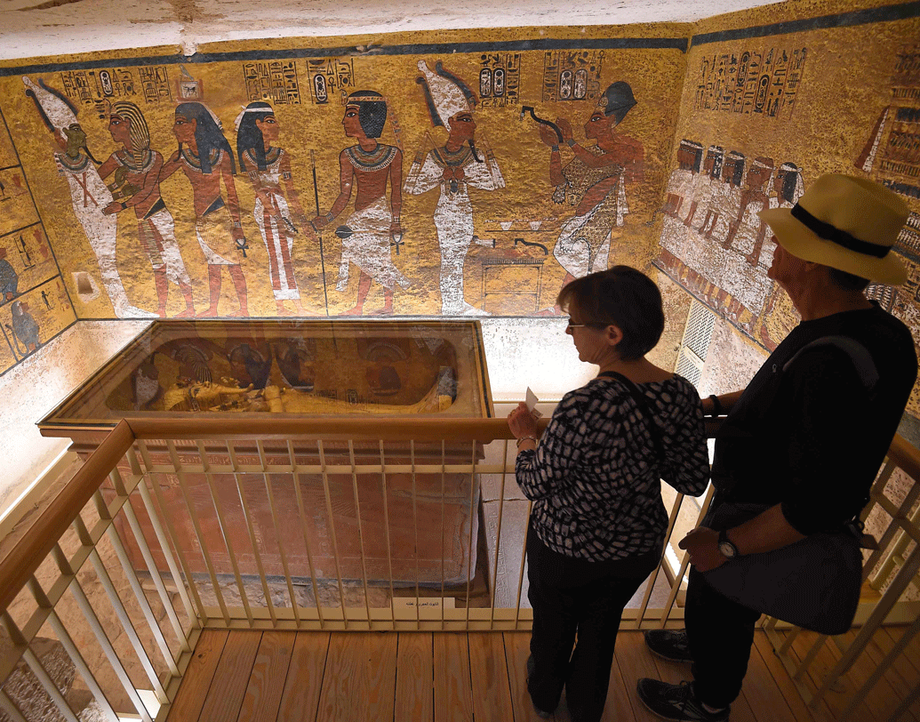 ২০১৪ গবেষকরা জানান, যেহেতু প্রাচীন মিশরে ভাই-বোনেদের মধ্যে বিয়ে বৈধ ছিল, হয়তো সেই কারণেই বাবা-মায়ের কাছ থেকে রক্তের কোনও রোগ পেয়েছিলেন তুতেনখামেন।