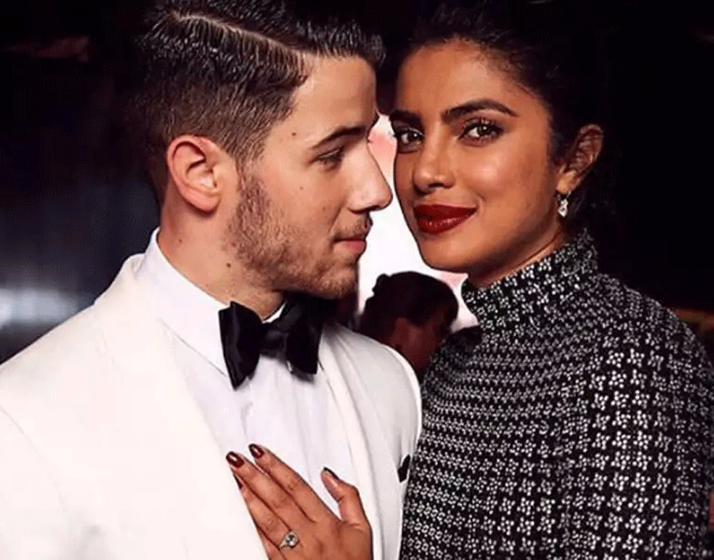 ২০১৮ সালের ১ ডিসেম্বর মার্কিন পপ তারকা নিক জোনাসের সঙ্গে গাঁটছড়া বেঁধেছেন প্রিয়ঙ্কা। বিয়ের আগে থেকেই এমন একটি গুঞ্জন ছিল। এ বার নিজেই তার খোলামেলা জবাব দিলেন। শুধু তাই নয়, তিনি অন্তঃসত্ত্বা নন এটা প্রমাণ করতে কী করলেন পিগি চপস?