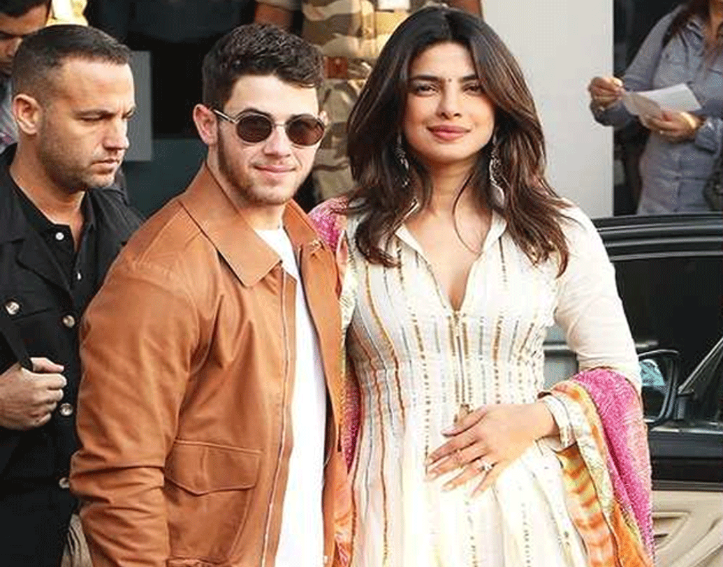 প্রিয়ঙ্কার সঙ্গে নিকের এই ছবিটি দেখেই প্রথম গুঞ্জন শুরু হয়েছিল প্রিয়ঙ্কা মা হতে চলেছেন। এ কথাও এলেন তাঁর শোয়ে বলেছেন ‘কোয়ান্টিকো’ তারকাকে।