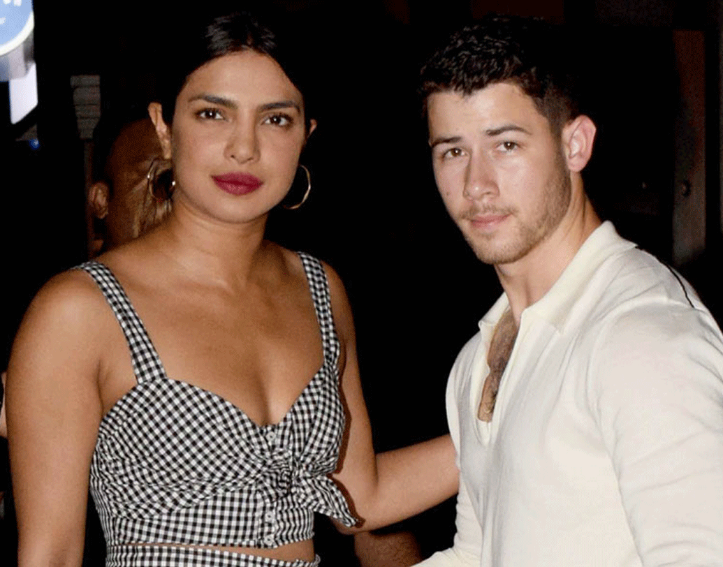 প্রিয়ঙ্কা বলেন, নিক একজন সুন্দর মনের সহজ-সরল মানুষ। সেই কারণেই তাঁকে বিয়ের সিদ্ধান্ত নিয়েছেন তিনি। এত বছর বিনোদনের জগতে থেকেও নিক তাঁর পরিবার ও বাবা-মায়ের প্রতি দায়িত্বশীল, এতেই মন ভরে গিয়েছিল প্রিয়ঙ্কার।