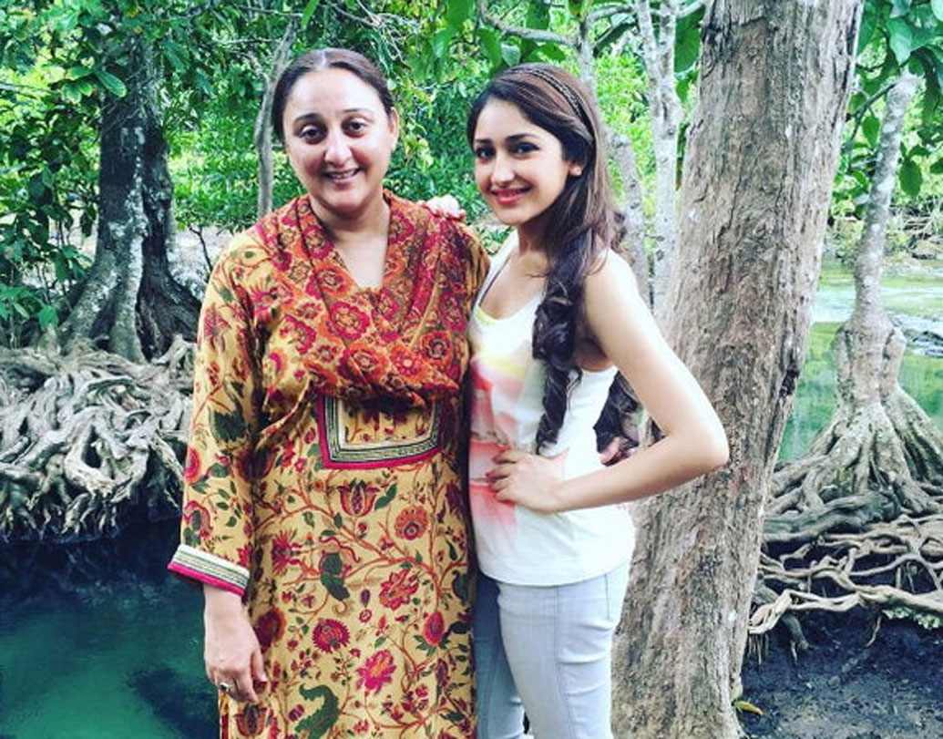 শায়েষার মা শাহিন বানু ও বাবা সুমিত সায়গলও অভিনয় জগতেরই মানুষ।