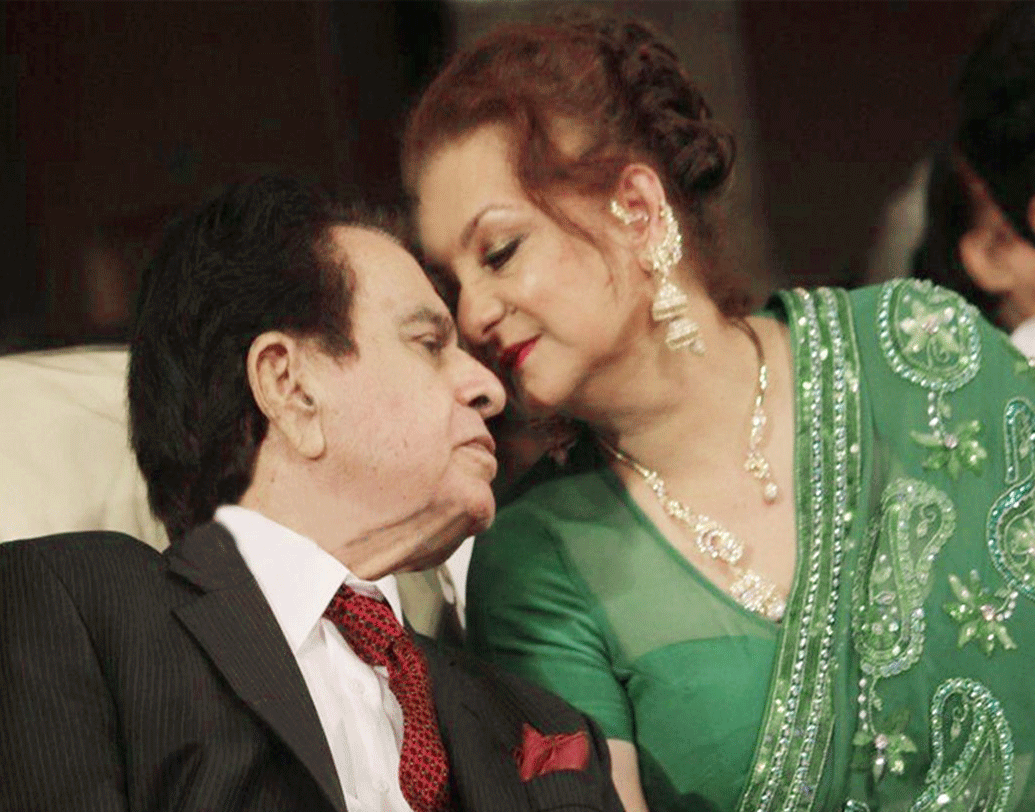 শায়েষার দাদু সুলতান আহমদের দিদি সায়রা বানু। সায়রা বানুর নাতনি শায়েষা। তাঁর আর দিলীপ কুমারের বয়সের তফাতও কিন্তু ২০ বছরের।