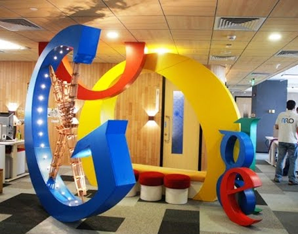 গুগলের কোনও কর্মীর মৃত্যু হলে তাঁর অবর্তমানে সঙ্গীকে পরবর্তী দশ বছর পর্যন্ত অর্ধেক বেতন দেওয়া হয়। সংস্থার তরফে প্রতি দিন লাঞ্চ দেওয়া হয় কর্মীদের।