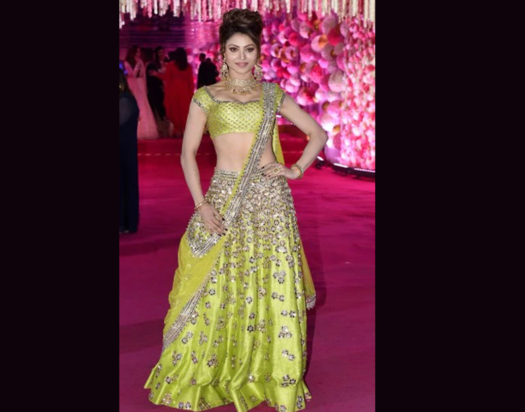 উর্বশী রাউতেলার বিশেষ উপস্থিতি নজর কেড়েছে ফ্যাশনিস্তাদের। পেস্তা রঙের সনতানী লেহেঙ্গায় সেজেছিলেন তিনি।