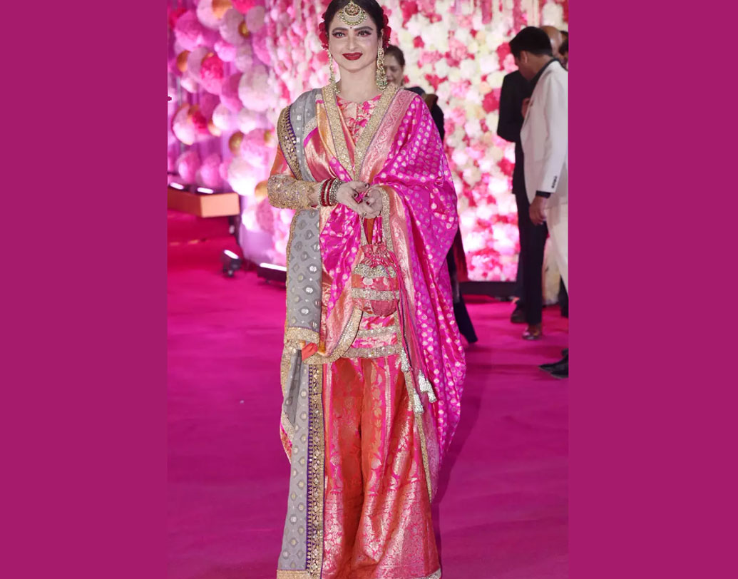 তবে সবার আগে নজর পড়েছিল রেখার উপরেই। বলিউড ডিভা রেখা পরেছিলেন কাঞ্জিভরমের তৈরি একটি বিশেষ পোশাক।