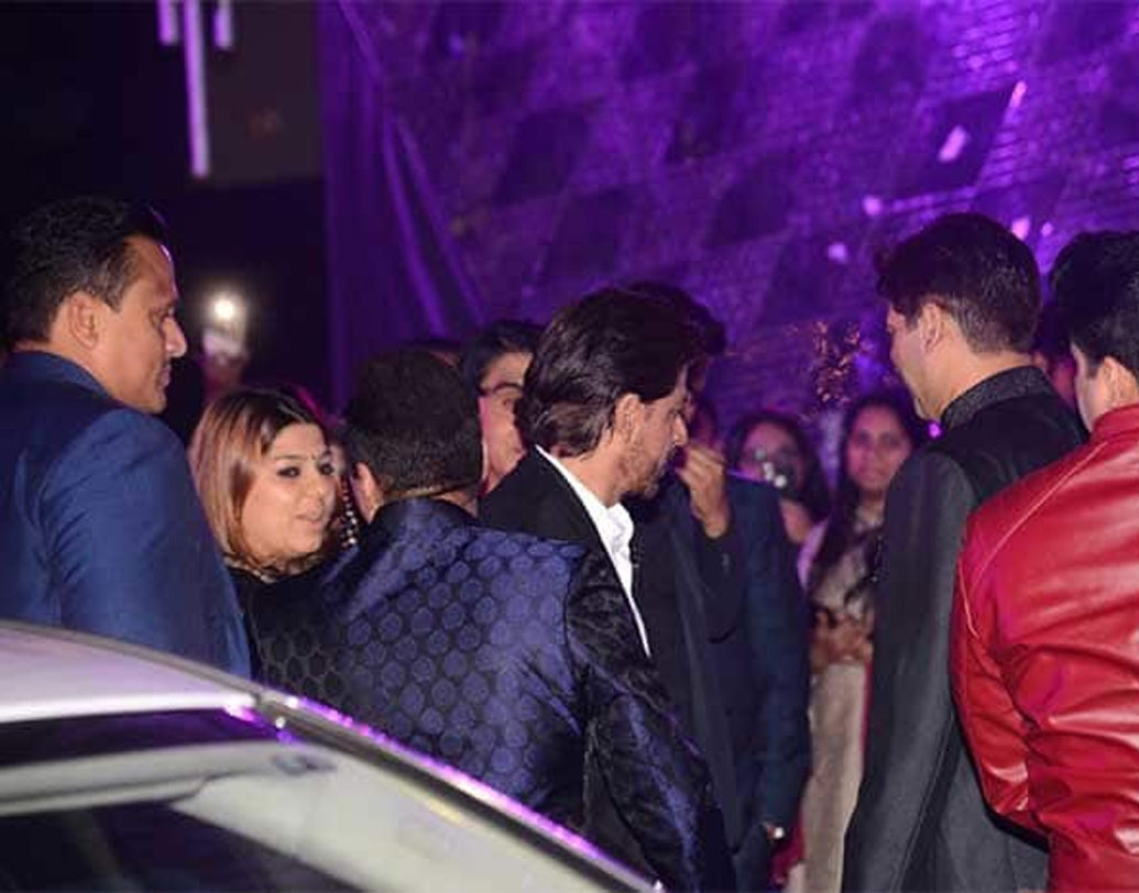 ‘রাজা হিন্দুস্তানি’ ছবির প্রযোজক মহম্মদের ঘনিষ্ঠ শাহরুখ এসেছিলেন সংগীত সেরেমনিতেও। তানিয়ার সঙ্গে নাচের তালে পা মেলান তিনি।