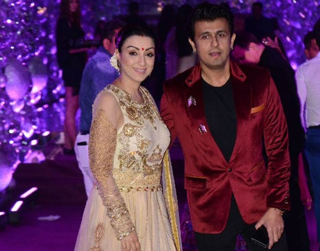 সোনু নিগম গুরুতর অসুস্থ ছিলেন। সেরে উঠে স্ত্রী মধুরিমা নিগমের সঙ্গে এই সংগীত সেরেমনিতে এসেছিলেন তিনিও।