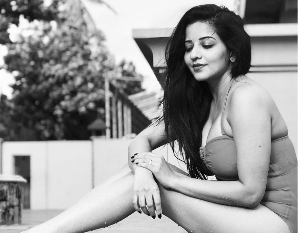 সম্প্রতি মোনালিসার একটি সুইম স্যুট পরা ছবি ভাইরাল হল।