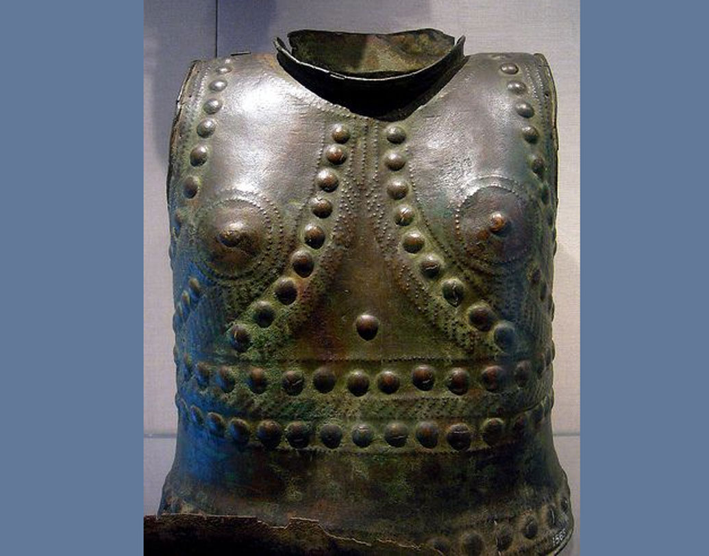 আর তখন থেকেই শুরু বিতর্ক। এটিকে কয়েক জন প্রত্নতত্ত্ববিদ বলেছিলেন, স্তনবৃন্তের আচ্ছাদন। এতেই ক্ষিপ্ত হয়েছিলেন অনেকে। বলেছিলেন, এ জাতীয় জিনিস নিলামে বিক্রি করা কুরুচিকর!