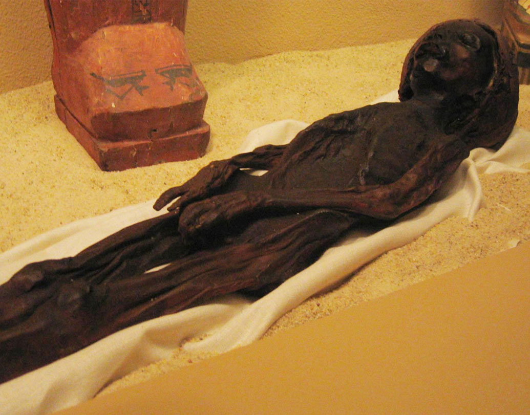 মাইক বিশপ নামে অপর প্রত্নতত্ত্ববিদের দাবি, এর উৎপত্তি মিশরে। মমিদের ক্ষেত্রেই ব্যবহার করা হত এটি।