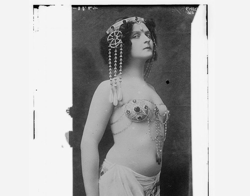 ১৯২০ সাল নাগাদ বেলি ডান্সার বা লিটল ইজিপ্ট ডান্সারদের ক্ষেত্রে এ জাতীয় প্রসাধনী দেখতে পাওয়া গিয়েছে। খ্রিস্টীয় প্রথম শতক কিংবা ১৯ শতকের আমেরিকাতেও যৌনপল্লিতে নাকি এরকম আচ্ছাদনী পরার চল ছিল।