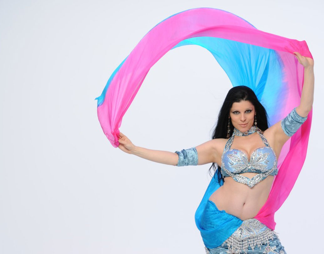 কিন্তু নৃতত্ত্ববিদ ভার্জিনিয়া হাটন ইস্ট্রাবুক লিটল ইজিপ্টের বেলি ডান্সারদের পোশাক দেখে বলেন, ১৯০৬ সাল নাগাদ এই পোশাকের চল ছিল। ‘সালোমানিয়া’ ছবিতেও এমন দেখা গিয়েছে। তবে আমেরিকান সোসাইটি একে কুরুচিকরই বলেছিল।