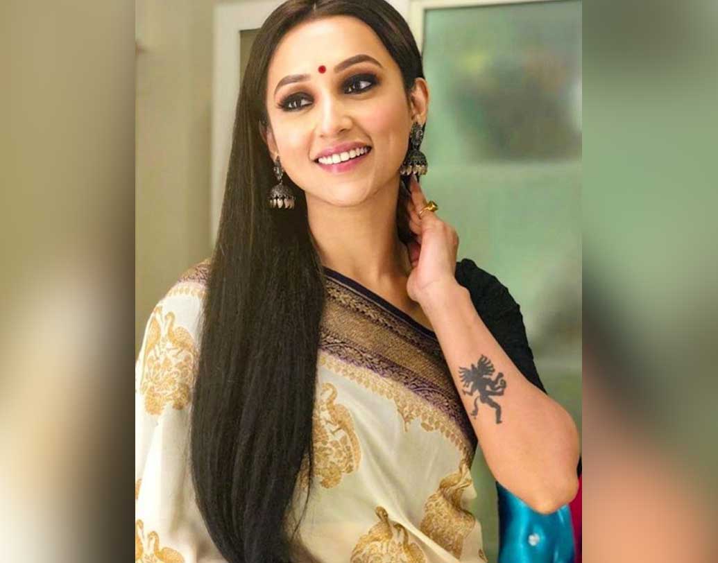 ছোট্ট টিপ, হালকা লিপস্টিক, সরস্বতী পুজোর সকালে এমনই সাজ ছিল মিমি চক্রবর্তীর। সেই রূপেই ইনস্টাগ্রামে ধরা দেন তিনি। অনুরাগীদের শুভেচ্ছা জানান।