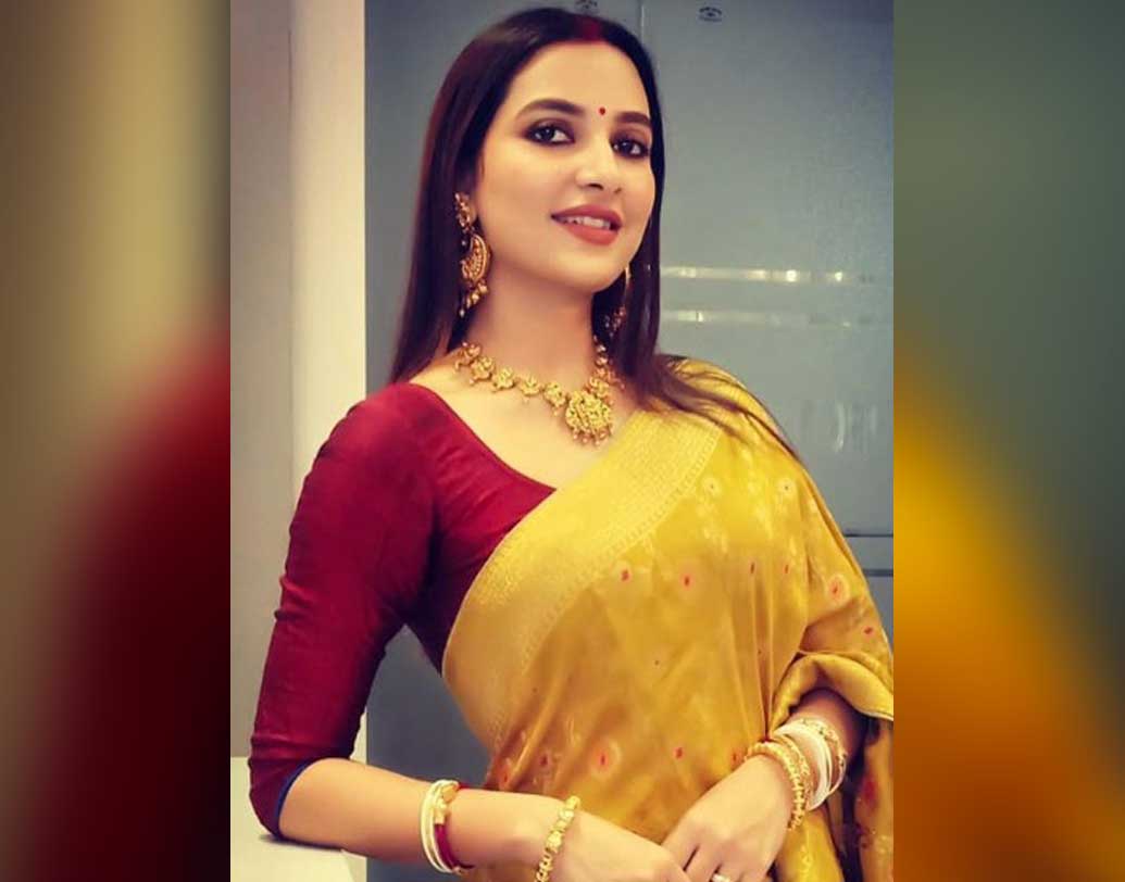 বিয়ের পর প্রথম সরস্বতী পুজো। তাই নতুন বউয়ের মতোই মিষ্টি সাজে ধরা দিলেন শুভশ্রী গঙ্গোপাধ্যায়। হলুদ শাড়িতে পুজোর জোগাড়েও হাত লাগান তিনি।