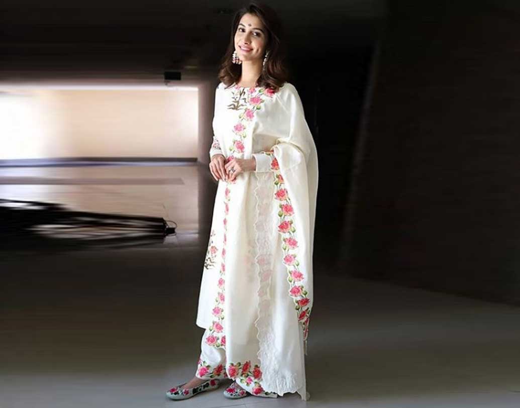 সরস্বতী পুজো উপলক্ষে সোশ্যাল মিডিয়ায় অনুরাগীদের শুভেচ্ছা জানান রুক্মিণী মৈত্র। তবে শাড়ি-গয়না পরেননি তিনি। বরং এমব্রয়ডারি করা সাদা চুড়িদারে ধরা দেন তিনি।