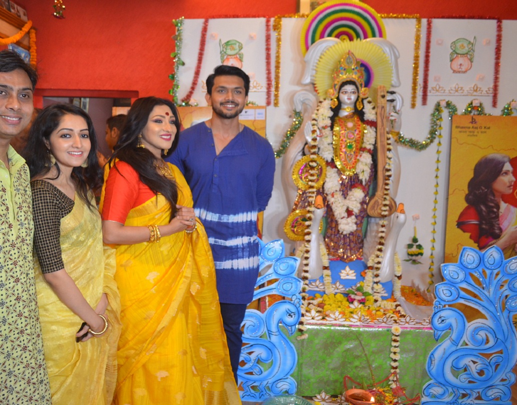 সরস্বতী পুজো উপলক্ষে হলুদ শাড়ি বেছে নেন ঋতুপর্ণাও। টিম আহারে-র সঙ্গে বাণী বন্দনায় সামিল হন তিনি।