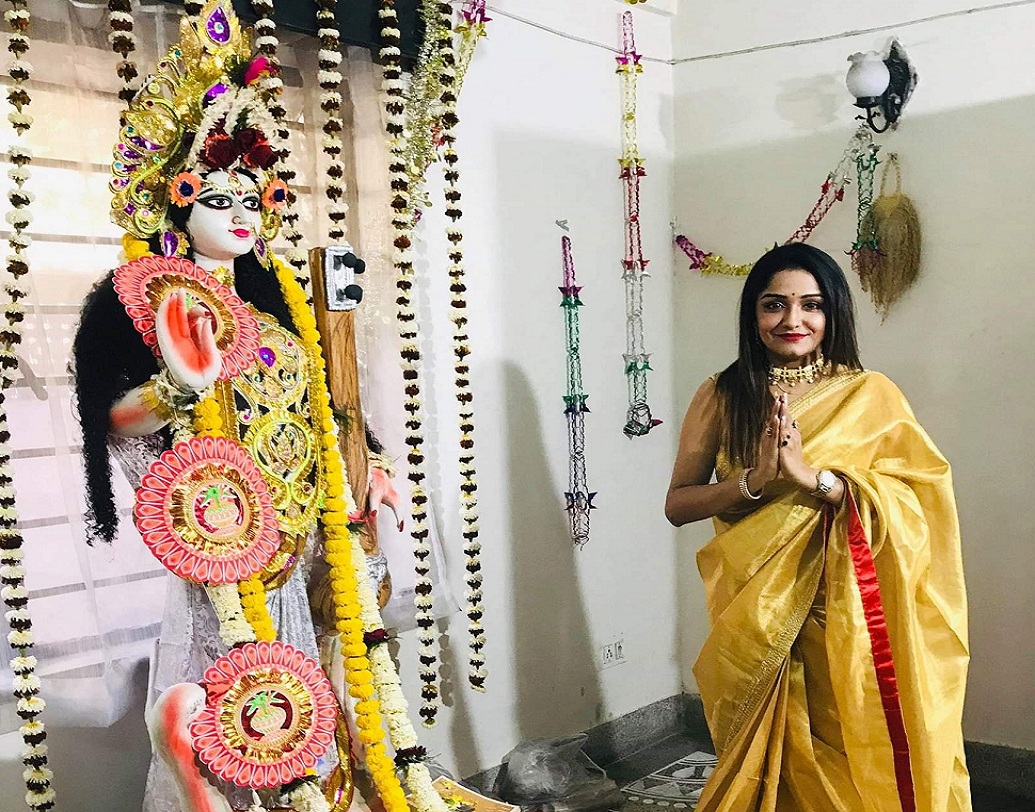 শুটিংয়ের ব্যস্ততা রয়েইছে। তবে তার মধ্যে থেকে সময় বের করে সেজেগুজে সরস্বতী দর্শনে বেরোন অভিনেত্রী সায়ন্তনী গুহঠাকুরতাও।