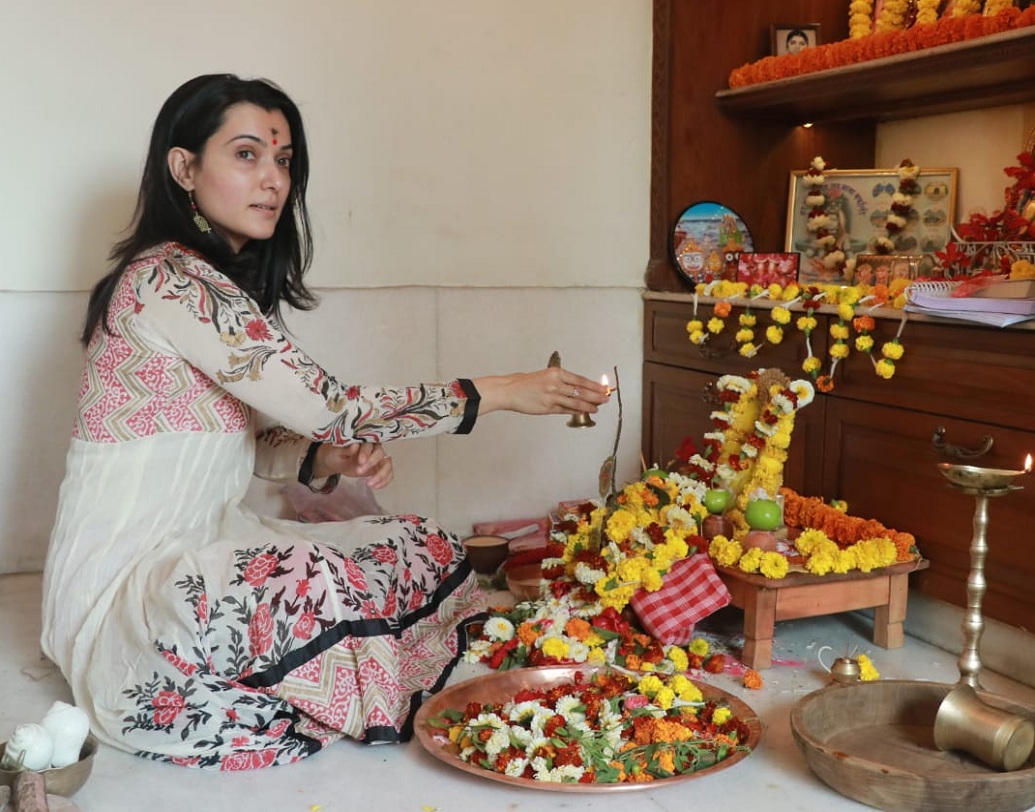 সাদামাটা শাড়িতে লক্ষ্মীপুজোয় তাঁকে ভোগ রাঁধতে দেখে প্রথমে বিশ্বাসই করতে পারেননি অনুরাগীরা। সরস্বতী পুজোতেও তার অন্যথা হল না। বাড়ির সরস্বতী পুজোতেও একা হাতেই সব সামলালেন প্রসেনজিৎ ঘরণী অর্পিতা চট্টোপাধ্যায়।