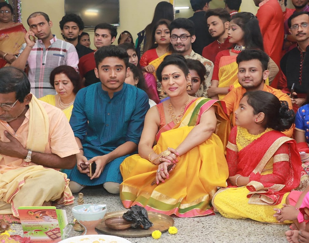 সরস্বতী পুজো নিয়ে বেশি উত্সাহ কচিকাঁচাদেরই। এ বছর তাই সেই ছেলেবেলাতেই ফিরে গেলেন ইন্দ্রাণী হালদার। সামিল হলেন নিজের স্কুলের পুজোয়।