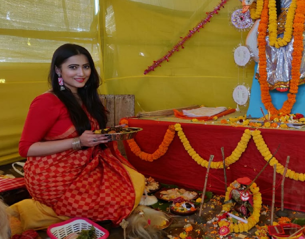 টিভি সিরিয়াল ছেড়ে এখন শুধুমাত্র ছবিতে অভিনয় করছেন। তার মধ্যেই সময় বার করে সরস্বতী পুজোয় সামিল হলেন সম্পূর্ণা লাহিড়ি। পুজোর জোগাড়েও হাত লাগালেন।