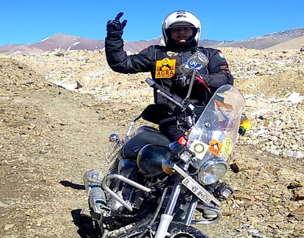 দিল্লির গৃহবধূ পল্লবীই পৃথিবীর একমাত্র ব্যক্তি, যিনি ভারতের অন্যতম কঠিন গিরিপথ উমলিংলা পাস, সাথাতোলা পাস ও মানা পাস জয় করেছেন বাইক চড়ে।