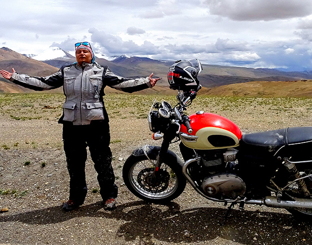 শুরুটা হয়েছিল বেঙ্গালুরু, উধমপুর, লখনউ, জম্মু, শ্রীনগর, পঞ্জাব, এই শহরগুলোয় একা বাইক চালিয়ে ঘুরে বেড়ানোর নেশা থেকে। তবে বাধা এসেছে তো বটেই। বছর চারেক আগে প্রথম বার যখন মাউন্টেন বাইকিং শুরু করলেন, এক ছেলের বয়স ছয়, অন্য জনের নয়। ছেলেদের প্রতি দায়িত্ব নেই, এমন কথাও শুনতে হয়েছে তাঁকে।