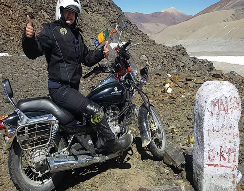 তিনি যে বার অন্যতম কঠিন ‘মোটরেবল মাউন্টেন পাস’ জয় করছেন, সেই একই বছর একই পথে মারাত্মক খারাপ আবহাওয়ায় প্রাণ হারান ৩০ জন। প্রথম মহিলা হিসাবে মানা পাস জয় করেছেন তিনি। যাঁর উচ্চতা প্রায় ৫৬৩৮ মিটার।