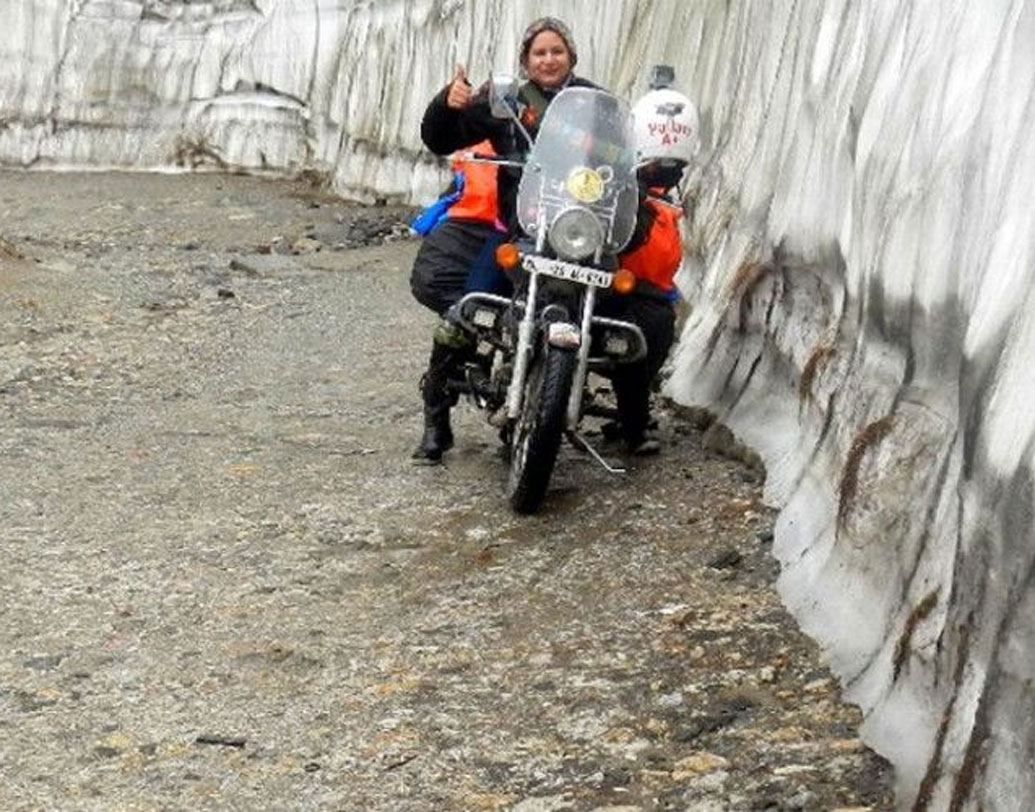 একটা ওল্ড কাস্ট আয়রন বুলেট, একটা ট্রায়াম্ফ, একটা ডুকাটি স্ক্র্যাম্বলার আর একটা অ্যাভেঞ্জার। এই ‘বন্ধুদের’ সাহায্যেই যাবতীয় গিরিপথ জয় করেছেন পল্লবী।